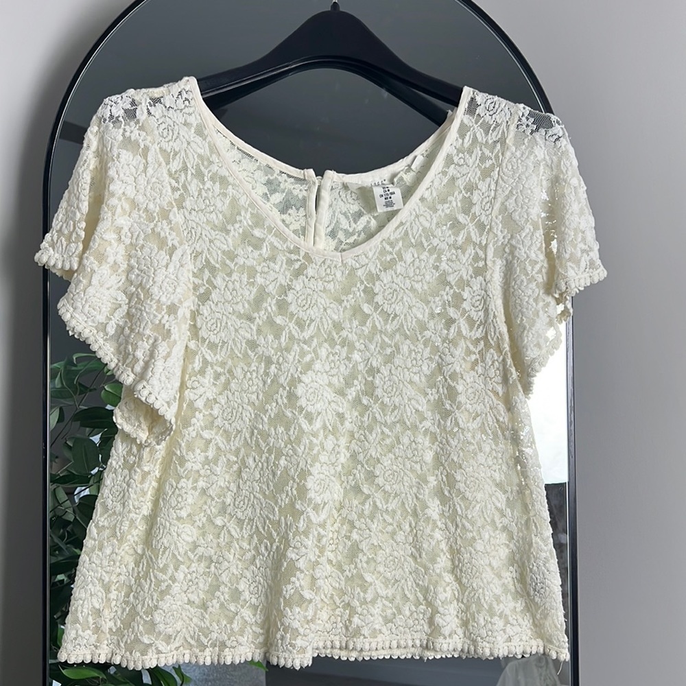 H&M (label of graded goods) Cream Floral Lace Short Sleeve Blouse Size M